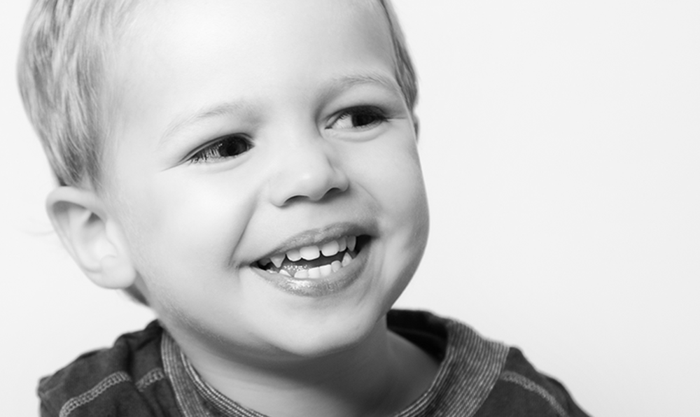 lachender Junge im Schwarzweiß-Portrait
