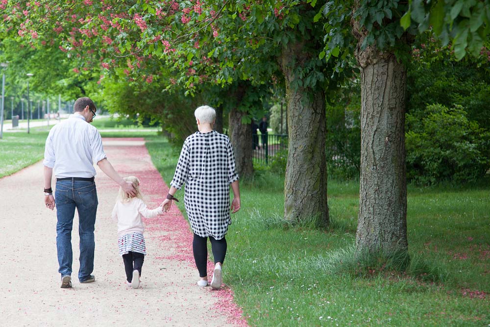 Mama, Papa und Töchterchen beim Spazieren durch den Park - Familienfotografie, Familienbilder, Familienfotos
