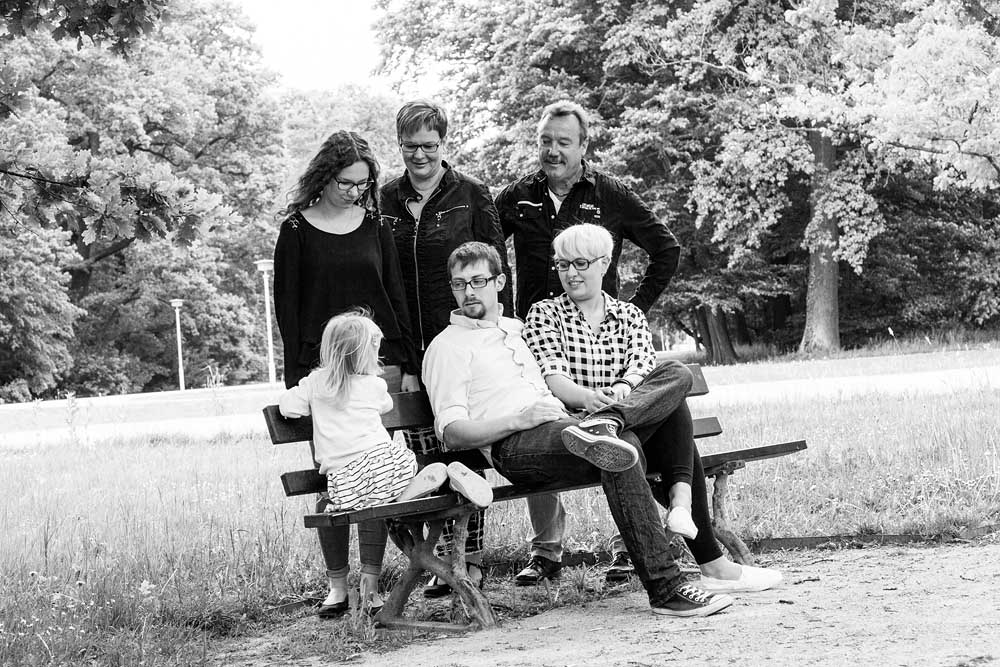 3 Generationen auf einer Parkbank - Schwarzweißbilder, Familienfotografie, Familienfotos, Familienbilder