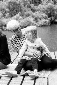 Mama mit Tochter auf dem Schoß - Familienfotografie, Mama&me, Familienfotos, Familienbilder, Schwarzweißbilder