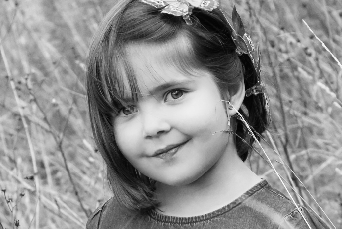 Schwarzweiß- Portrait von Mädchen mit Schmetterling im Haar - Kinderfotografie, kinderfotos, Familienbilder, Familienportrait, Familienfotografie