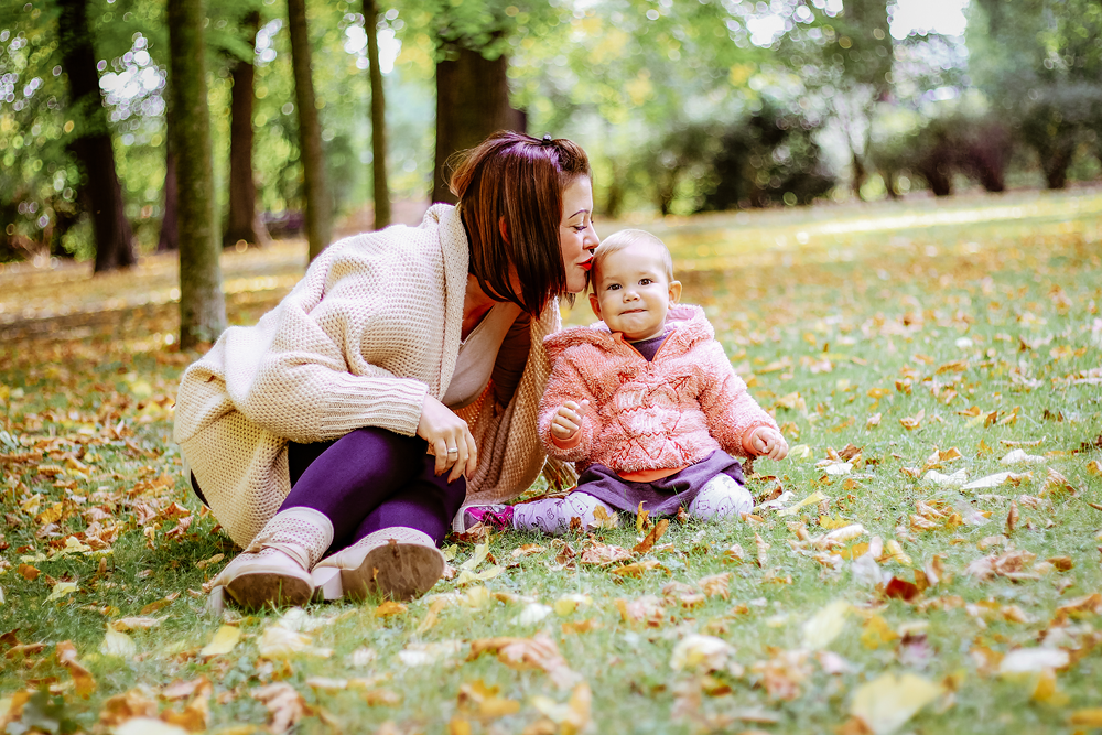 Mama gibt Tochter kuss auf den Kopf - Familienfotos, Familienfotograf, Kinderfotos, Kinderfotograf, Kinderfotografie
