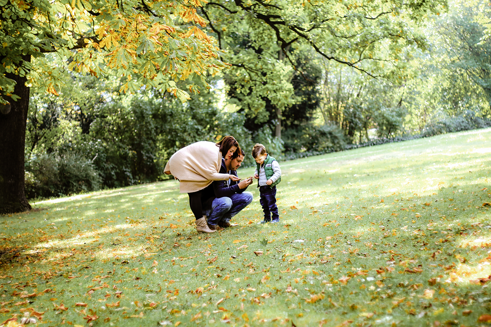 PFamilie beim Kastanien sammeln - Familienfotos, Familienfotograf, Kinderfotos, Kinderfotograf, Kinderfotografie