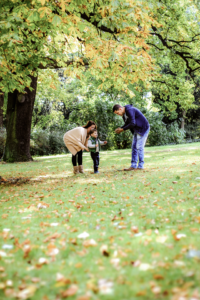 Familie beim Kastanien sammeln - Familienfotos, Familienfotograf, Kinderfotos, Kinderfotograf, Kinderfotografie