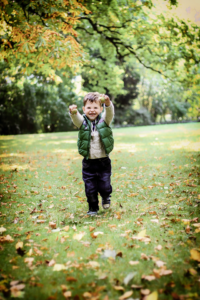 kleiner Junge im Herbst der auf einen zu gerannt kommt - Familienshooting, Kinderbilder, Herbstspass, Familienglück, Spielplatzkinder, Picknick