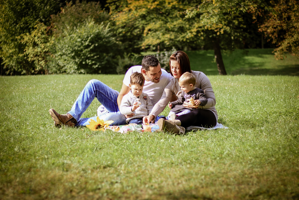 Familie beim Picknick - Familienfotos, Familienfotograf, Kinderfotos, Kinderfotograf, Kinderfotografie