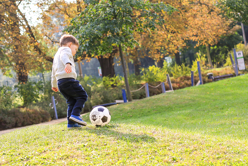 kleiner Junge spiel Fußball - Familienfotos, Familienfotograf, Kinderfotos, Kinderfotograf, Kinderfotografie