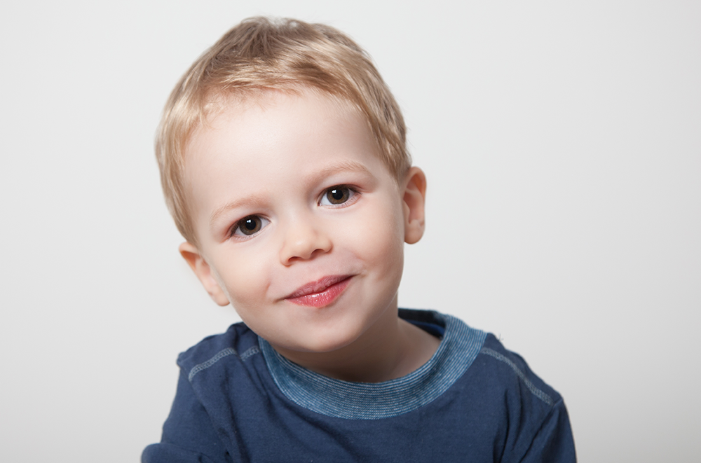 frontales Jungenportrait in Farbe im Studio - Kinderfotografie, Kinderfotos, Familienfotografie, Familienbilder, Familienfotos