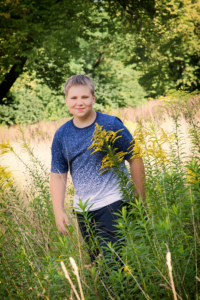 Teenager beim Spaziergang über Wiese - Familienfotografie, Kinderfotografie, Familienbilder, Familienfotos, Kinderfotos