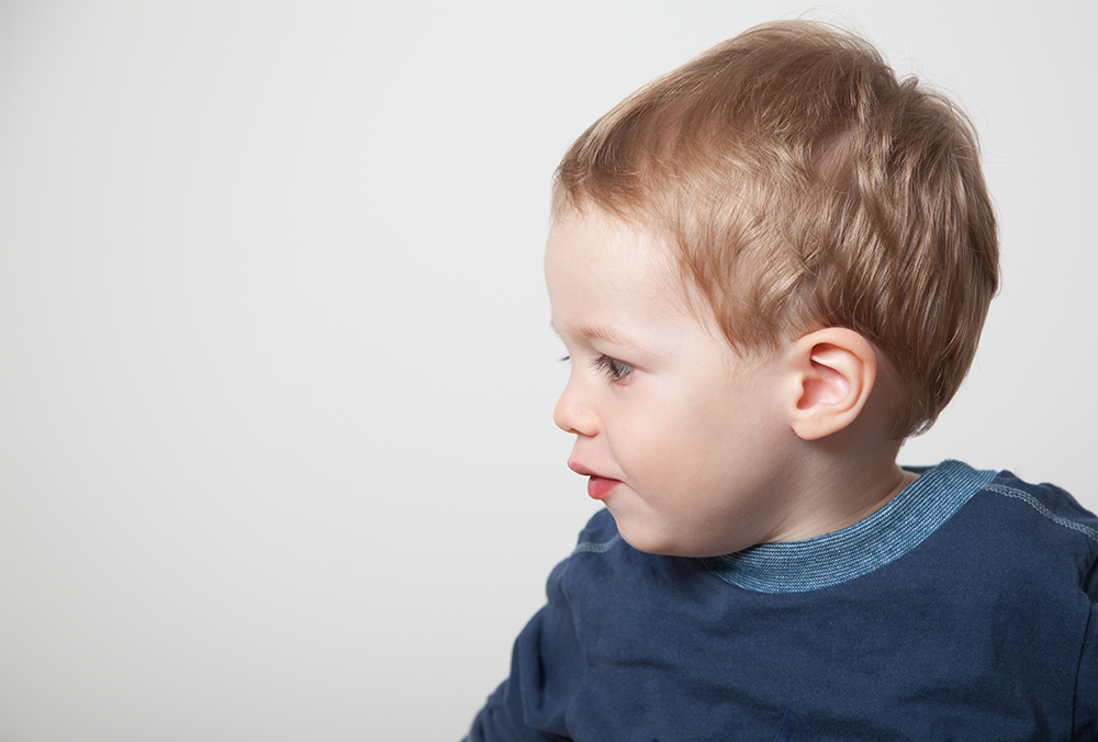Portrait von kleinem Jungen im Seitenprofil - Kinderfotos, Kinderportrait, Kinderfotografie, Familienfotos, Familienfotografie