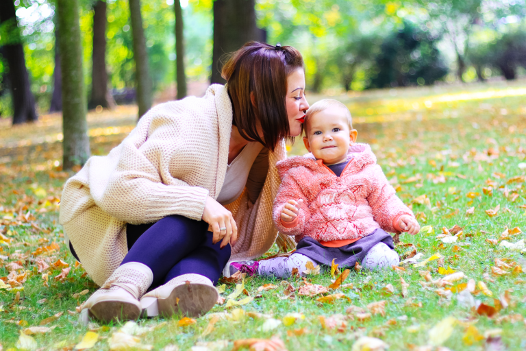 Mama küsst Ihr Töchterchen auf den Kopf - Familienglück, Familienfotos, Familienfotografie, Familienbilder